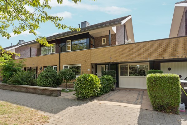 Te koop: Uitstekend verzorgde geschakelde twee-onder-één-kapwoning met extra werkkamer in de voormalige garage en oprit voor de auto. 